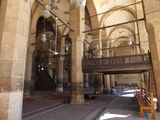 قاعة الصلاة (حيث توجد دكة على اليمين).