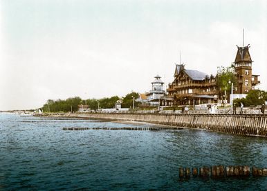 بلدة كرانز الپروسية الشرقية السابقة كما كانت تبدو ح. 1900. هي الآن مدينة-منتجع زلنوگرادسك. قبل عام 1945، كانت وجهة شهيرة للفنانين والمثقفين الألمان.