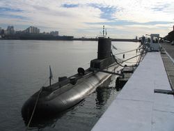 غواصة البحرية الأرجنتينية من الطراز 209 (S-31) ARA "Salta" في قاعدة مار دل پلاتا البحرية.