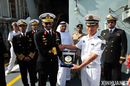 الشيخ سعيد بن حمدان آل مكتوب مع Quu Yanpeng قائد المدمرة الصينية، ميناء الشيخ زايد، مارس 2010.