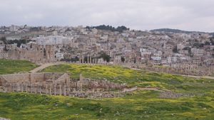 المدينة الرومانية گـِراسا وجرش الحالية (في الخلفية).