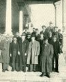 مورگان شوستر ومسؤولون أمريكيون في قصر أتاباك، طهران، 1911. عين البرلمان الإيراني المجموعة لإصلاح وتحديث وزارة الخزانة والمالية الإيرانية.