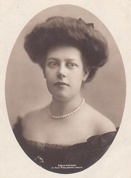 ملف:1884 M.Antoinette-91.jpg