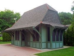 محطة قطار على طراز Tudor Revival architecture