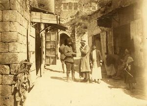 صورة من فترة الحكم العثماني ويظهر فيها عدد من أهالي المدينة، وجنود عثمانيون