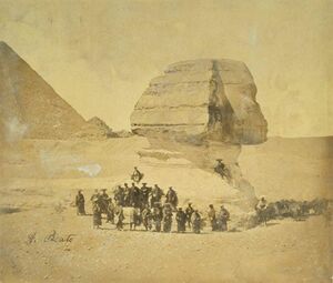 صورة تاريخية التقطت عام 1864، تظهر مجموعة من الساموراي اليابانيين، يقفون أمام تمثال أبو الهول في الجيزة بمصر.