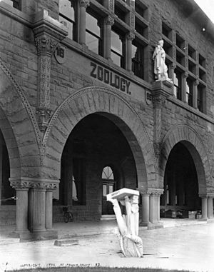 Agassiz statue Mwc00715.jpg