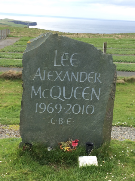 ملف:Lee Alexander McQueen Headstone.png