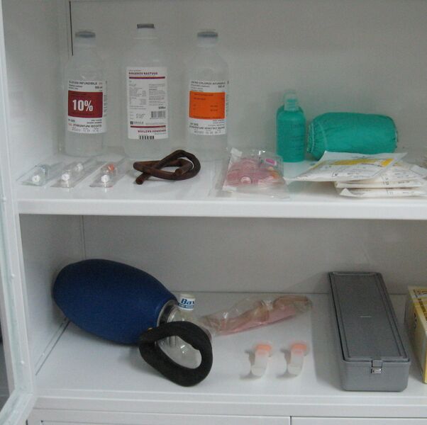 ملف:Комплет за реанимацију.jpg