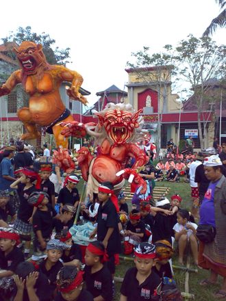 Ogoh-Ogoh---Ubud Football Field-Red one with kids.jpeg