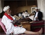 شيخ يقرأ القرآن في مسجد بصنعاء، اليمن 20 يوليو 2012.