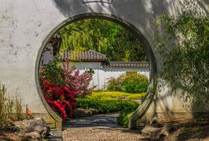 Doorgang in muur. Locatie, Chinese tuin Het Verborgen Rijk van Ming. Locatie. Hortus Haren 01.jpg
