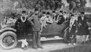 العلامة محمد إقبال، الخامس من اليسار، لدى وصوله إلى جلسة رابطة مسلمي عموم الهند عام 1930، حيث ألقى خطابه الرئاسي ملخصاً خطته من أجل وطن لمسلمي الهند البريطانية. جواهر لال نهرو، ساروجيني نايدو، خام عبد الغفار خان، ومولانا آزاد في لسة رامگرا 1940 للمؤمر الذي انتخب فيه آزاد رئيساً لفترة ثانية.