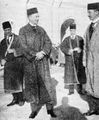 أمريكي يرتدي الملابس التقليدية الفارسية أثناء افتتاح المجلس، 29 يناير 1924. يظهر في الصورة السيد مكاسي، د. آرثر ميلسپو، والكلونيل مكورماك.