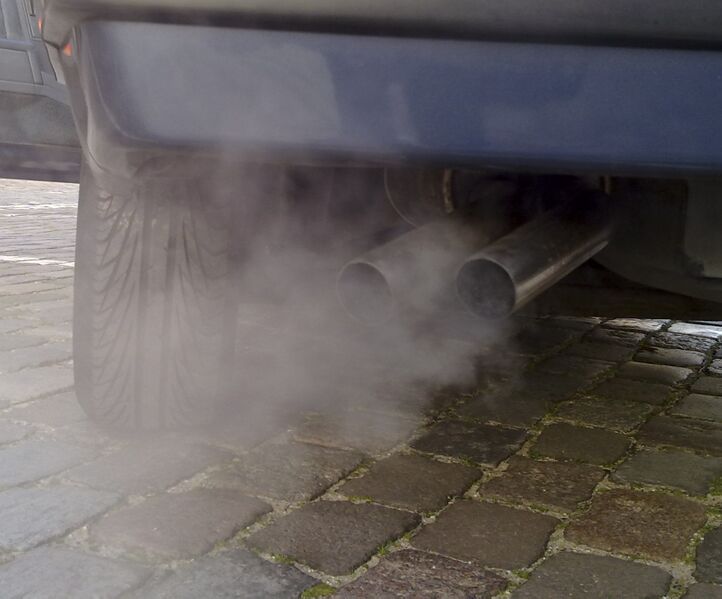 ملف:Automobile exhaust gas.jpg