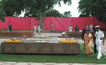The President of India, Smt. Pratibha Patil paying tributes at Vijay Ghat the Samadhi of Late Prime Minister Lal Bahadur Shastri, in Delhi on July 26, 2007.jpg
