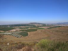 الجانب الشرقي من تل الحمر، في صورة من جبل الشيخ. على اليمين تظهر بلدة بقعاثا وعلى اليسار كيبوتس الروم.