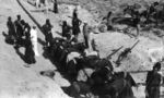 مد أنابيب النفط في حقل مسجد سليمان وعابدان، إيران 1910.