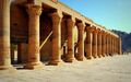 بهو الأعمدة الشرقي في الباحة الخارجية.[33]