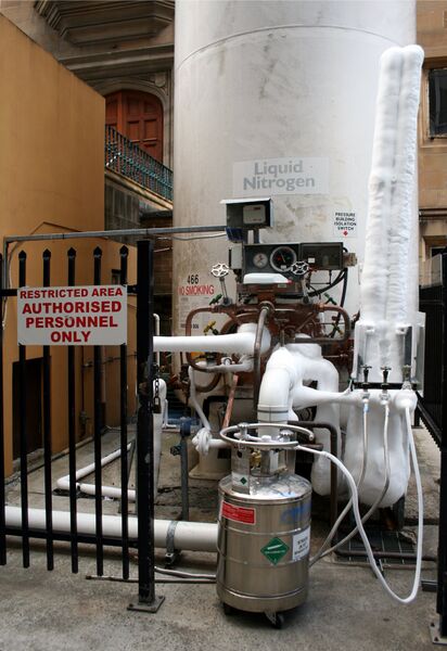 ملف:Liquid Nitrogen Tank.JPG