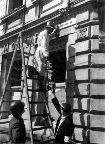 ملف:Denazification-street.jpg