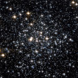 Messier 71 Hubble WikiSky.jpg