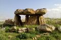 دولمن (من صخور الصوان)