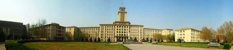 ملف:南开大学主楼南广场全景.png
