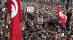 متظاهرون يحملون لافتة انتهت اللعبة بعد تنحي بن علي 15 يناير 2011