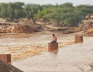 الطفل شبو وهو عالق وسط السيول