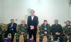 حسام لوقا (واقفا) بين عدد من الضباط السوريين