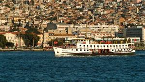 سفينة مدنية تركية.jpg