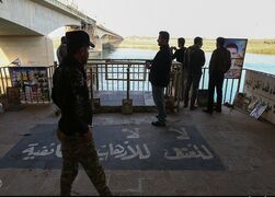 مجموعة من الزوار للنصب التذكاري