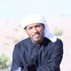 عبد الله سعيد بن حيدر ممسكا موبايل.jpg
