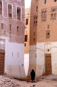 مبنيان يطلان على شارع داخل البلدة.