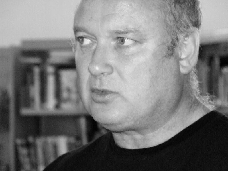 ملف:Louis de Bernieres.jpg