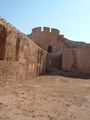 Plaza de armas del castillo. Se pueden apreciar restos de edificaciones en los muros este y sur