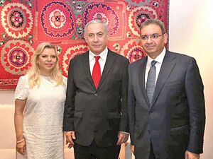 خالد عزمي وبنيامين نتنياهو وسارة نتنياهو خلال الاحتفال بذكرى ثورة 23 يوليو في السفارة المصرية في اسرائيل (23 يوليو 2019)