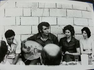 أيمن أبو شعر يعزف على العود