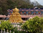 اليسار: Tirumala Venkateswara Temple; اليمين: Kanaka Durga Temple in Vijayawada