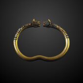 Bracelet ornated with a pair of lion heads