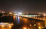 صورة للكوبري ليلاً.