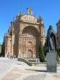 Fachada del Convento de San Esteban y monumento a Francisco de Vitoria