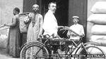 أحد أعضاء الجمعية الهيكلية في شوارع القدس 1939.