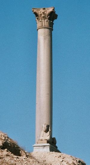 Egypt.Alexandria.PompeysPillar.01.jpg