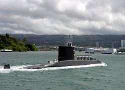 CS Simpson (SS-21) prepares to render honors to the USS Arizona Memorial أثناء دخولها ميناء پيرل هاربر، هاوائي.