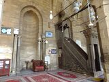 المحراب (يسار) والمنبر (يمين).