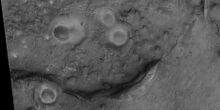 منظر قريب للبراكين الطينية كما تم رصدها بواسطة HiRISE ضمن برنامج HiWish.