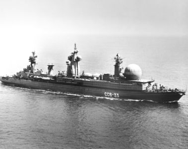 القيادة والتحكم التي تعمل بالطاقة النووية السوڤيتية SSV-33 "Ural" في عام 1988.