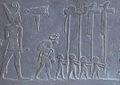 نارمر يرتدي دشرت تاج مصر السفلى على لوحة نارمر.